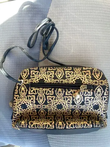 인덴야 장식적인 숄더백 블랙과 금