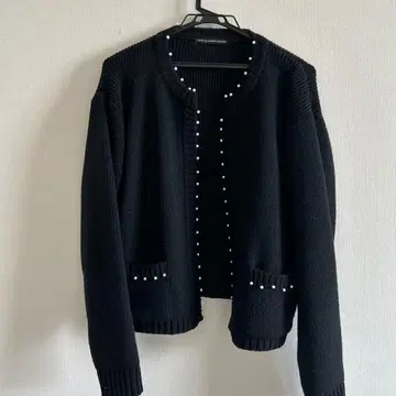 트루 바이 마리코 오이카와 블랙 가디건 펄 버튼 포함