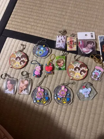 아크릴 키링과 포토 카드 세트