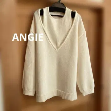 아이보리 오프숄더 니트 긴팔