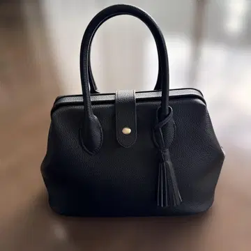 블랙 가죽 핸드백 태슬 포함