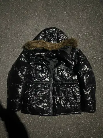 광택 블랙 다운 자켓 퍼 포함 Y2K 시크 스타일 헤이세이