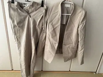 베이지 셋업 자켓과 팬츠