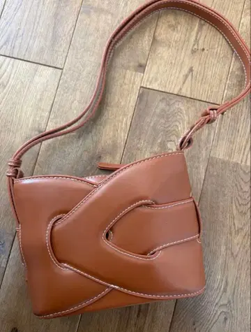 브라운 숄더백 입체 디자인