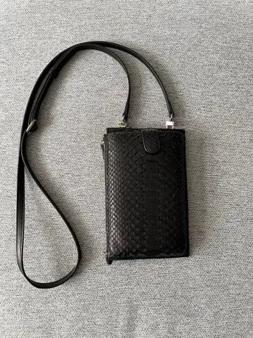 유니섹스 스마트폰 숄더 지갑. 카드 수납과 미니 파우치 포함.