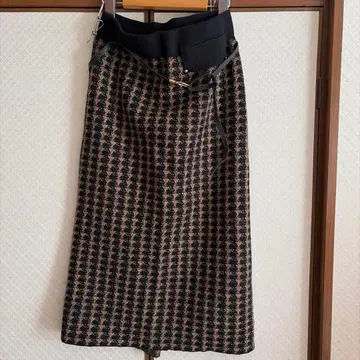 블랙과 베이지 체크 무늬 타이트 스커트