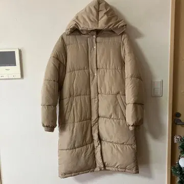 베이지 후드 부착 다운 자켓