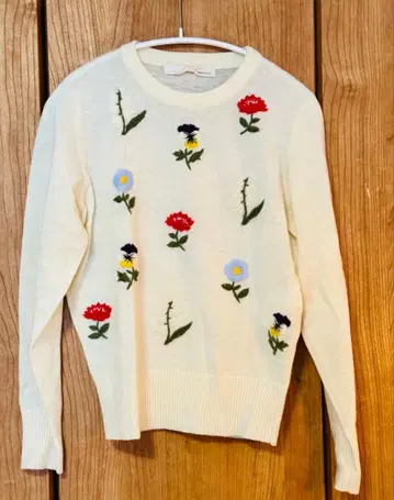 네세세아 아나텔리어 자수 니트