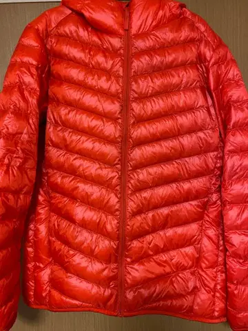 유니클로 오렌지 빨간색 후드 부착 경량 다운 자켓