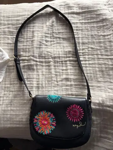 Desigual 자수 꽃무늬 숄더백 블랙