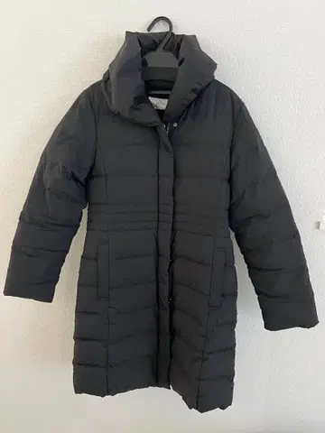 VICKY 블랙 후드 부착 롱 다운 자켓