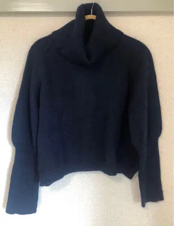 네이비 터틀넥 크롭 스웨터 liina