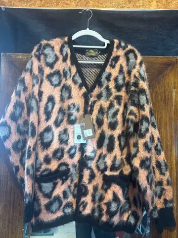 레오파드 무늬 핑크 모헤어풍 가디건