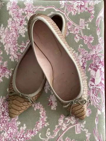 베이지 스네이크 스킨풍 플랫슈즈