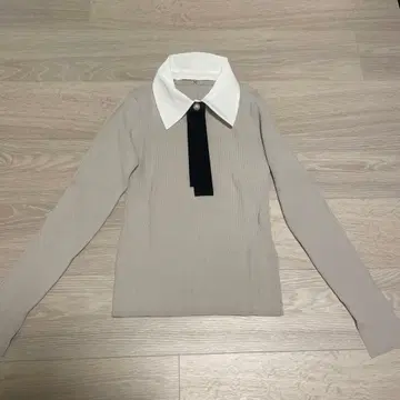 새상품 내추럴 뷰티 베이직 리브 니트 화이트 옷깃 블랙 넥타이