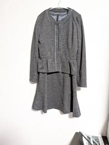 그레이 니트 페플럼 셋업 (원피스 + 자켓)