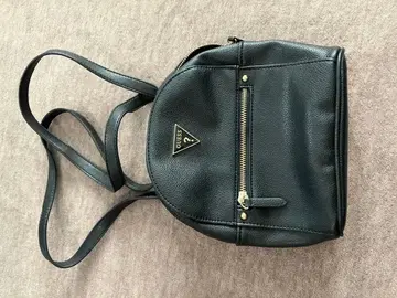GUESS 블랙 원형 백팩