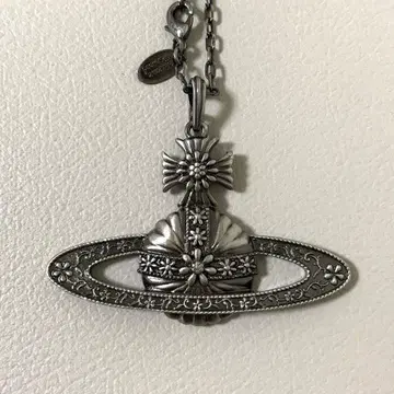 비비안 꽃 각인 빅 ORB 목걸이