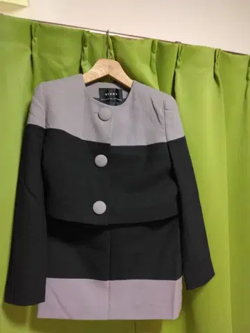 VICKY 크롭 블랙과 그레이 울 수트