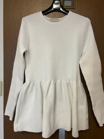 UNITED ARROWS 화이트 페플럼 스웨터