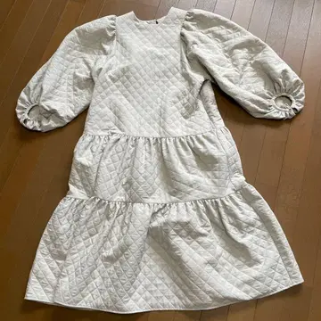 화이트 퀼팅 롱 원피스