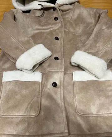 베이지 후드 부착 무스탕 코트