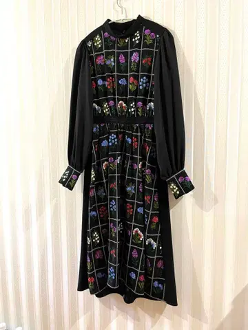 컨디션 최상 로키토 자수 드레스 사이즈 1 슬림