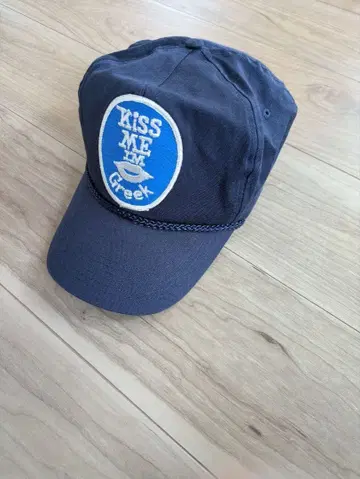 KISS ME IN Greek 네이비 캡