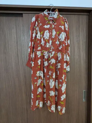 적벽돌색 플라워 무늬 긴팔 무릎 기장 원피스