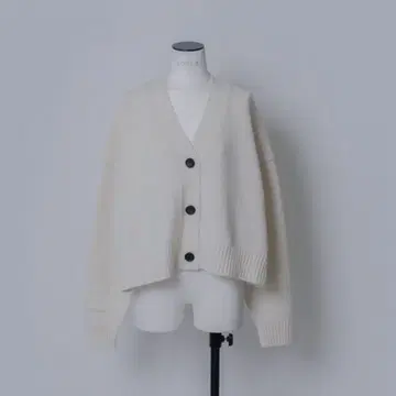 CROPPED KNIT CARDIGAN 화이트 lohen