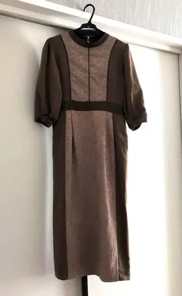 브라운 레이스 패널 무릎 기장 원피스