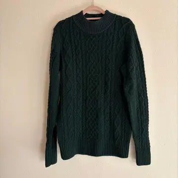 다크 그린 케이블 니트 스웨터