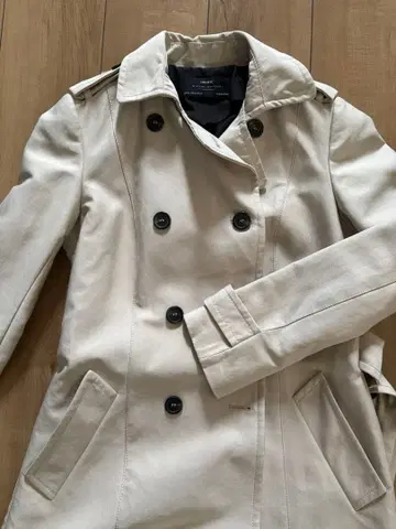 베이지 더블 브레스트 트렌치코트