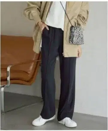 블랙 슬랙스 릴랙스핏 소프트 플레어