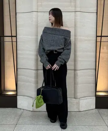 이번 시즌 Mila owen 퓨어 울 루즈 2way 오프숄더 니트