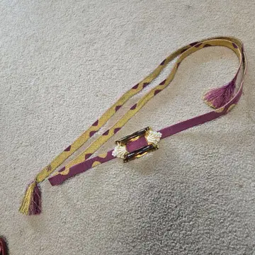 허리띠와 장식 세트