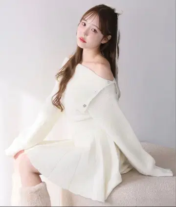 NICE CLAUP 오프숄더 플리츠 니트 원피스