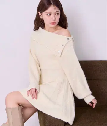 NICE CLAUP 오프숄더 플리츠 니트 원피스