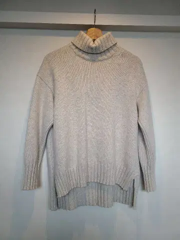 터틀넥 스웨터 투모로우랜드