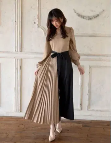 에밀리아 위즈 플리츠 디자인 롱 점프수트 바지