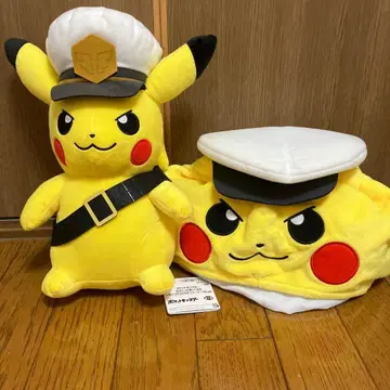 피카츄 봉제 인형과 모자