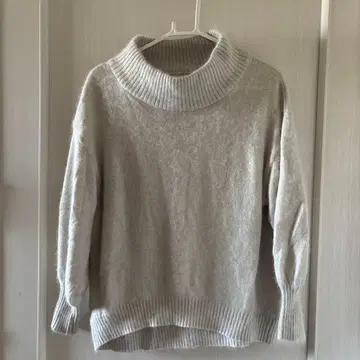 노블 라이트 그레이 터틀넥 니트 모헤어