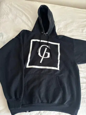 GBP 블랙 로고 후드티