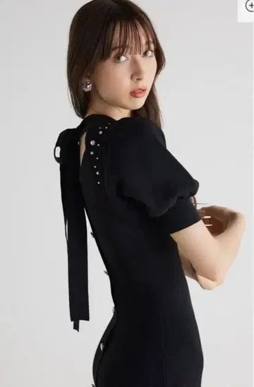 rienda 2WAY 넥 리본 모조 진주 니트 원피스 블랙