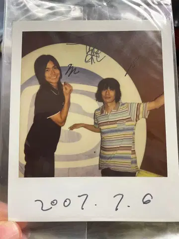 쿠루리 사인 포함 폴라로이드 사진