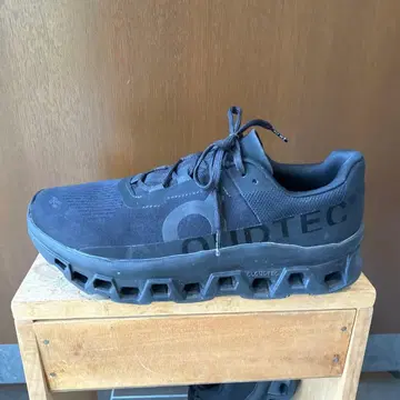 On Cloudtec 블랙 스니커즈