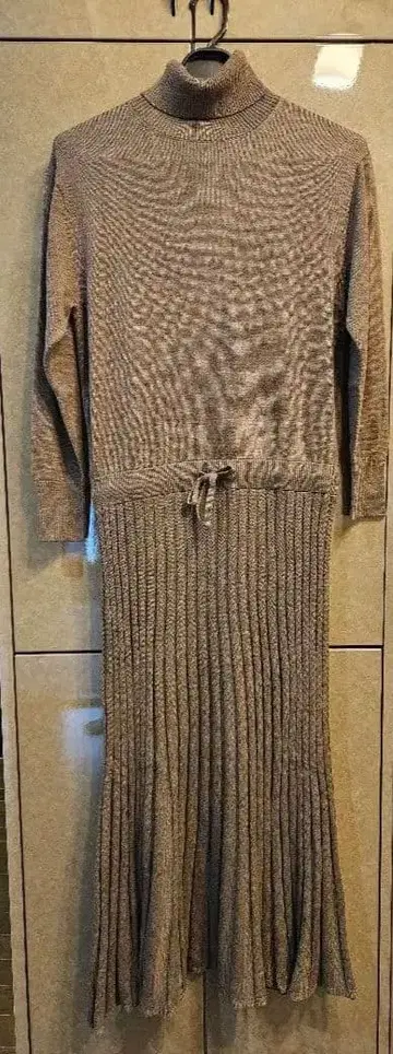 [ 미사용 새상품 ] SHAREPARK 허리 절개 플리츠 니트 원피스