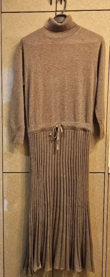 [ 미사용 새상품 ] SHAREPARK 허리 절개 플리츠 니트 원피스