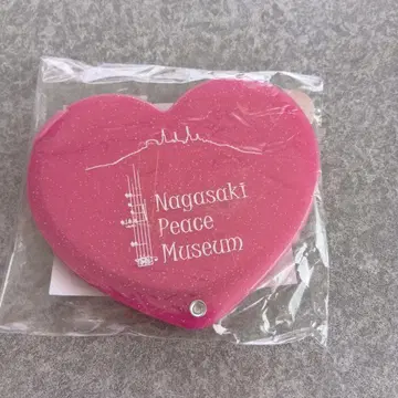 나가사키 평화자료관 하트형 거울 핑크 후쿠야마 마사히로