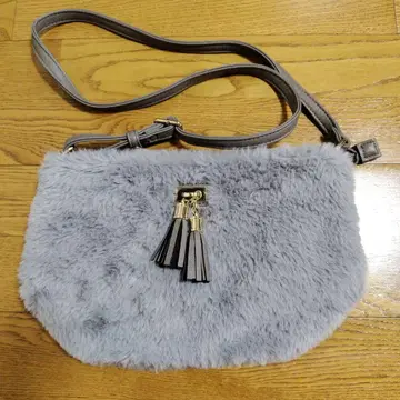 퍼 숄더백 그레이 태슬 포함